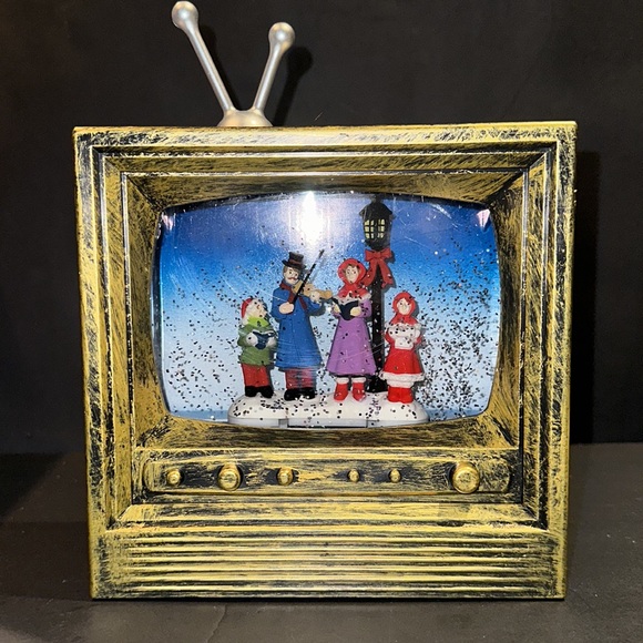 Water filled indoor vintage TV with carollers - Picture 3 of 8